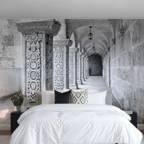 Papier Peint Photo Premium Sand - Colonnes en pierre avec ornementation dans un cloître monochrome - 100x70cm - Où cela mène-t-il…? - Décoration murale moderne pour le salon et la chambre ARTTOR