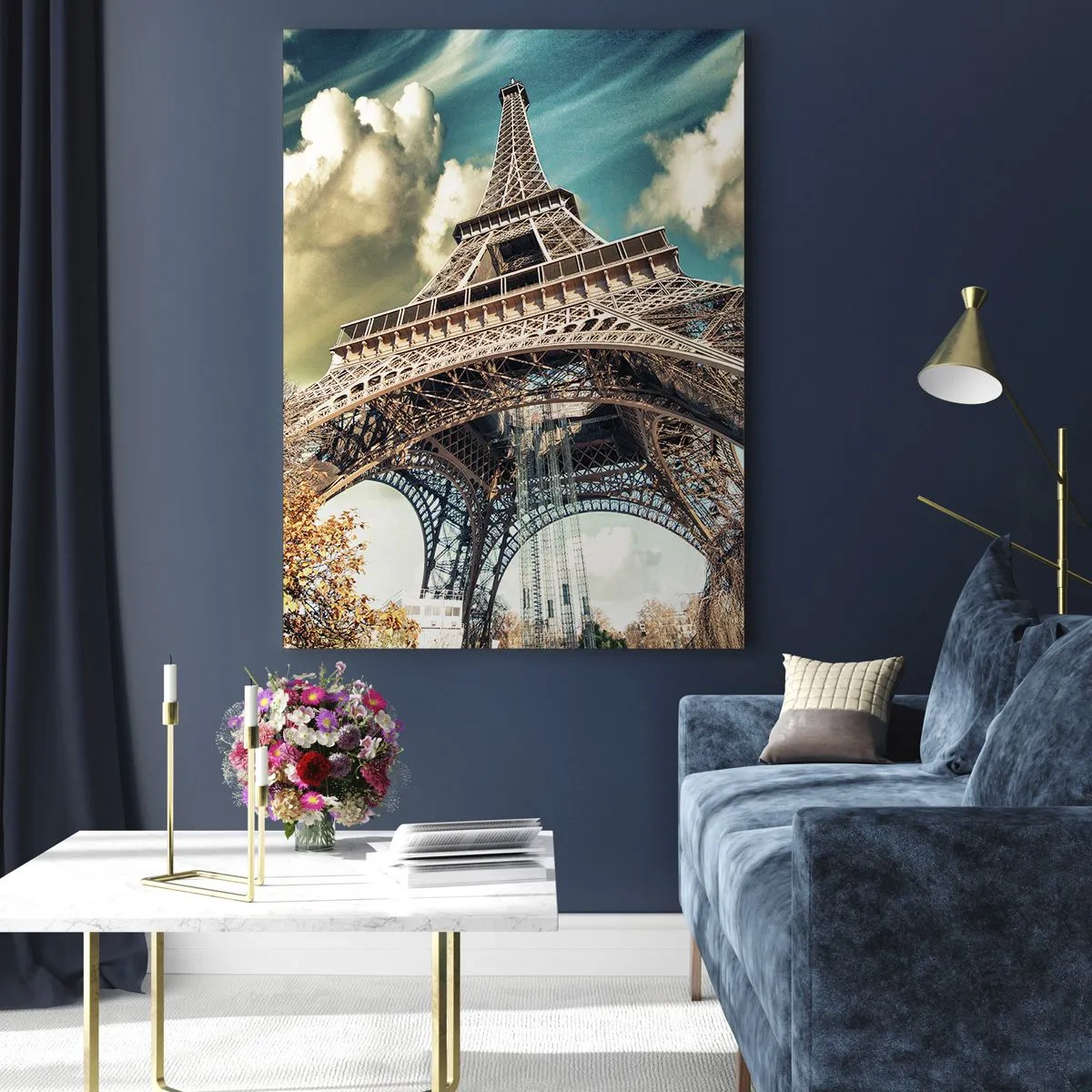 Impression sur verre - Image sur verre - La Tour Eiffel vue d'en bas dans un décor automnal - 80x120cm - Et en automne à Paris... - Décoration murale moderne pour le salon et la chambre ARTTOR