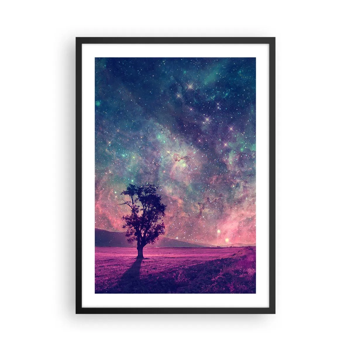 Affiche dans un cadre noir - Poster - Un arbre sur fond de ciel étoilé aux nuances colorées - 50x70cm - Sous un ciel magique - Décoration murale moderne pour le salon et la chambre ARTTOR
