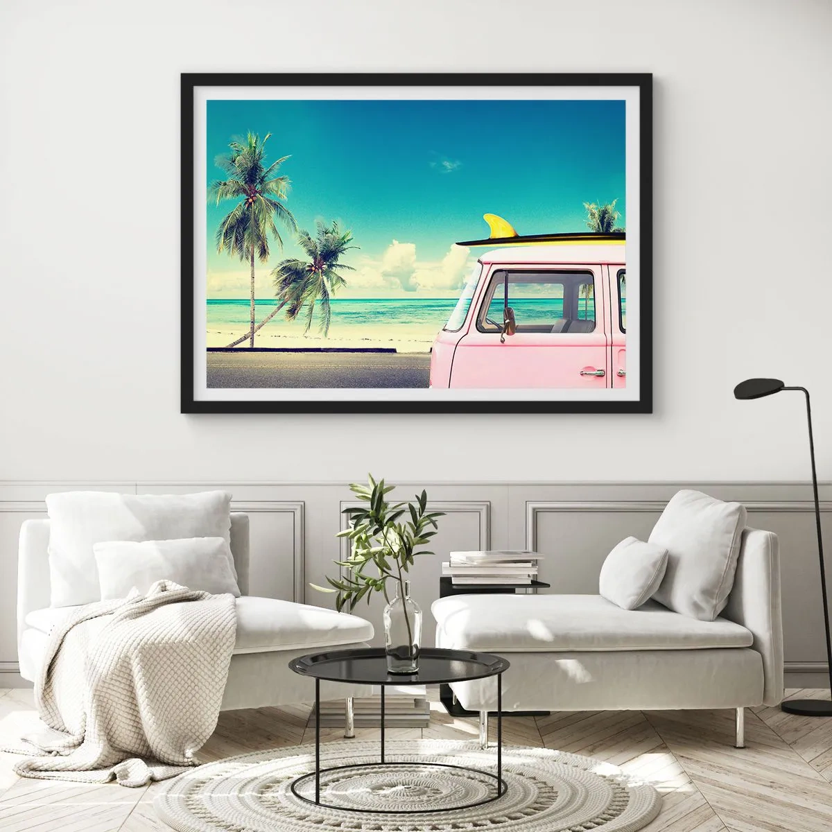 Affiche dans un cadre noir - Poster - Une camionnette rose avec une planche de surf sur une plage tropicale. - 100x70cm - Il est temps de commencer les vacances - Décoration murale moderne pour le salon et la chambre ARTTOR