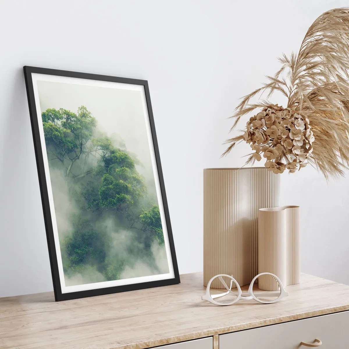 Affiche dans un cadre noir - Poster - Des cimes d'arbres vertes cachées dans un épais brouillard mystérieux - 50x70cm - Enveloppé de brouillard - Décoration murale moderne pour le salon et la chambre ARTTOR