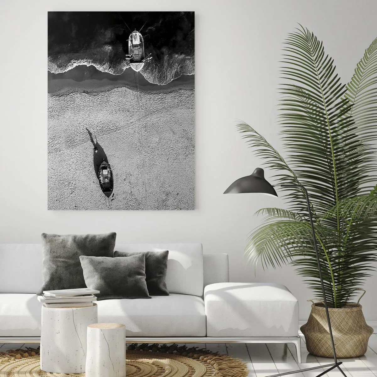 Impression sur verre - Image sur verre - Vue aérienne en noir et blanc de bateaux sur la plage - 80x120cm - Toujours sur le rivage… - Décoration murale moderne pour le salon et la chambre ARTTOR