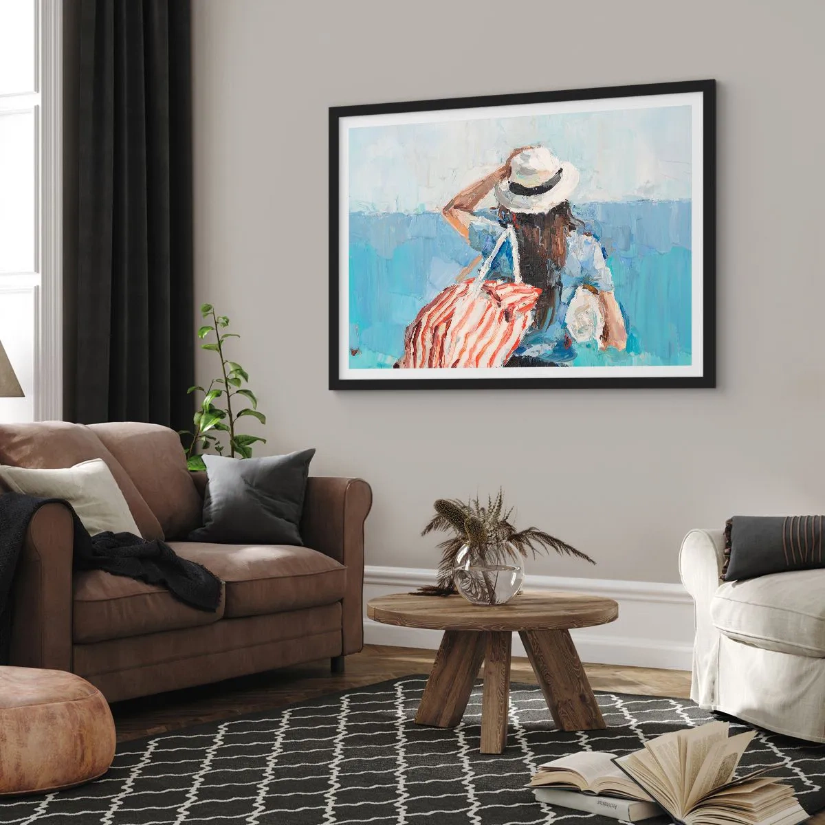 Affiche dans un cadre noir - Poster - Une femme avec un chapeau contre la mer bleue - 70x50cm - Bienvenue à vos vacances - Décoration murale moderne pour le salon et la chambre ARTTOR