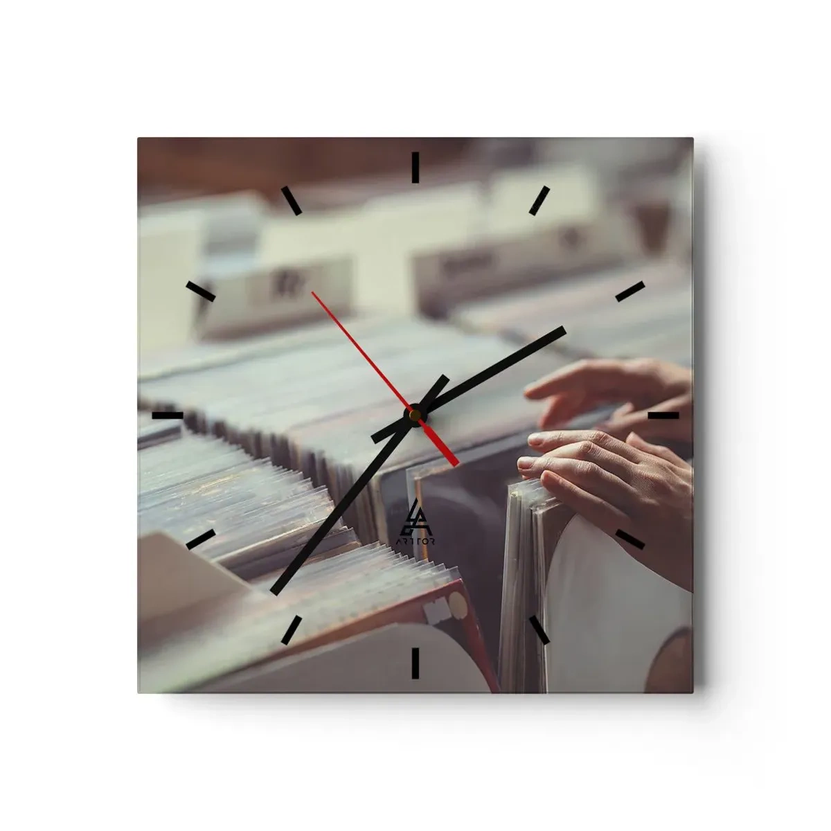 Horloge murale - Pendule murale - Mains regardant à travers une collection de vinyles - 30x30cm - A la recherche d'émotions - Décoration murale moderne pour le salon et la chambre ARTTOR