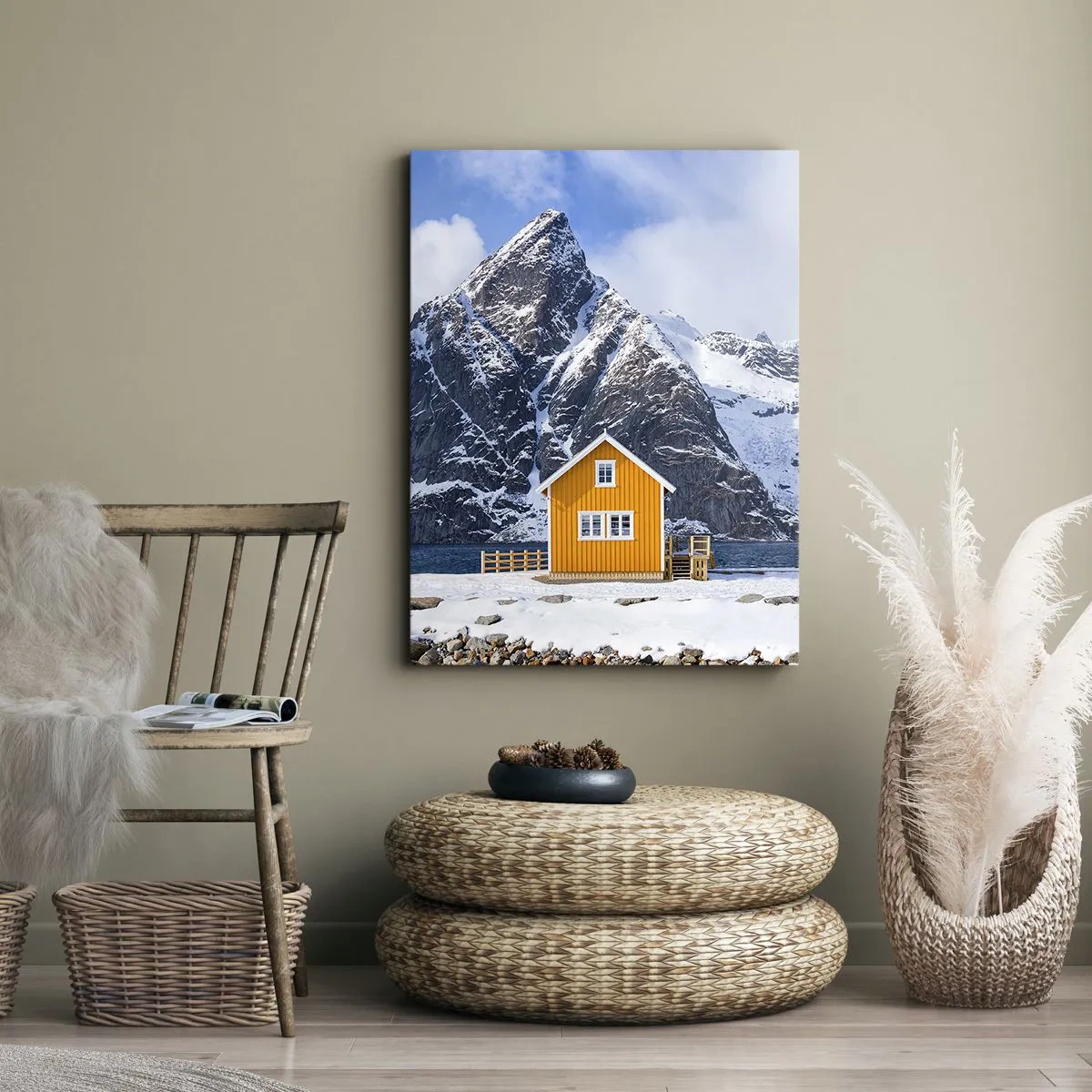 Impression sur toile - Image sur toile - Une maison jaune sur fond de montagnes enneigées et de la mer - 80x120cm - Vacances scandinaves - Décoration murale moderne pour le salon et la chambre ARTTOR