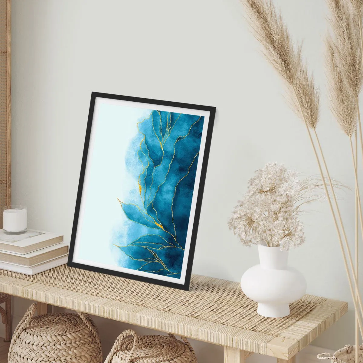 Affiche dans un cadre noir - Poster - Une composition abstraite dans des tons de bleu avec des lignes dorées. - 50x70cm - Bleu doré - Décoration murale moderne pour le salon et la chambre ARTTOR