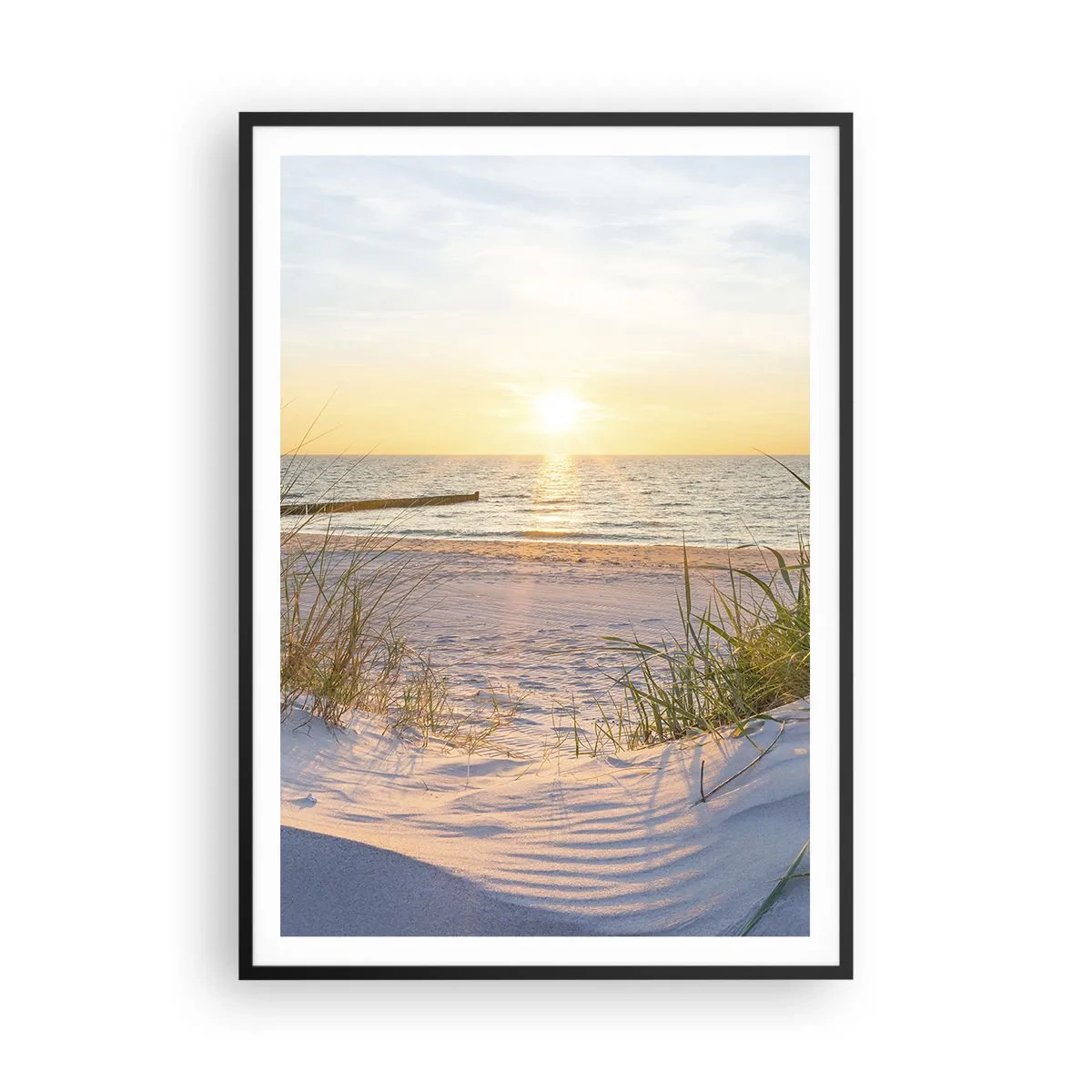 Affiche dans un cadre noir - Poster - Le bruit de la mer, le chant des oiseaux, une plage sauvage parmi les herbes… - 70x100 cm