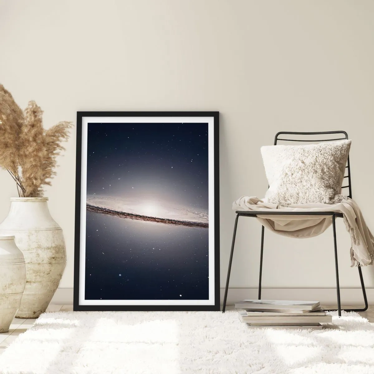 Affiche dans un cadre noir - Poster - Une galaxie spirale monumentale sur fond d'espace - 50x70cm - Il y a bien longtemps, dans une galaxie très lointaine… - Décoration murale moderne pour le salon et la chambre ARTTOR