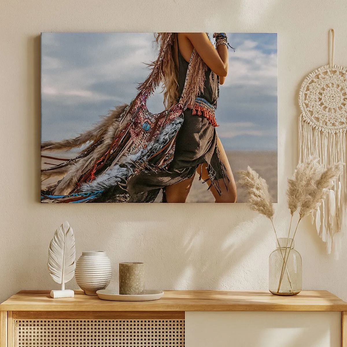 Impression sur toile - Image sur toile - Une femme dans un style bohème avec des détails de plumes et de bijoux - 70x50cm - La fille du chaman - Décoration murale moderne pour le salon et la chambre ARTTOR