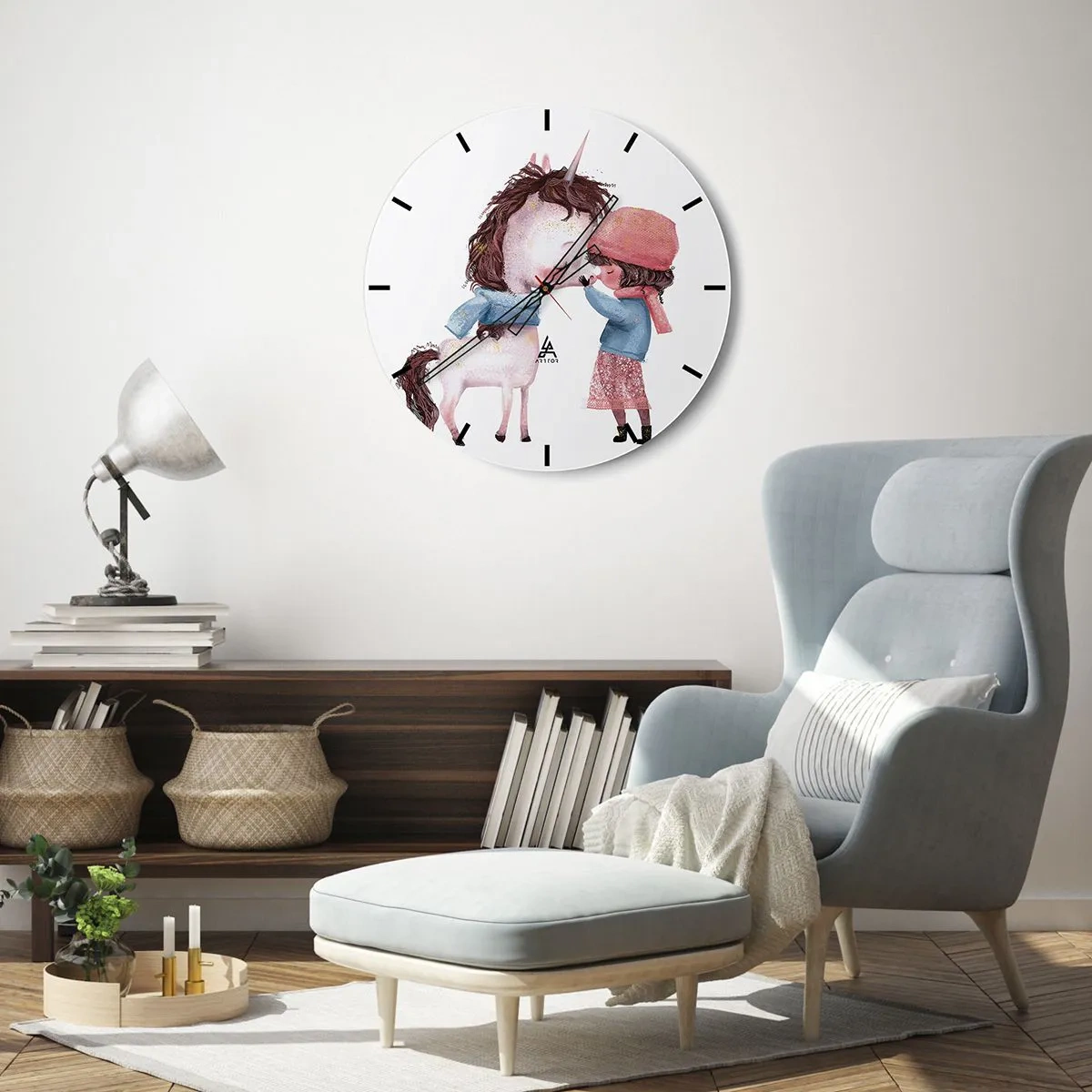 Horloge murale - Pendule murale - Une fille en tenue d'hiver embrassant une licorne sur fond blanc - 30x30cm - Histoire d'hiver - Décoration murale moderne pour le salon, la cuisine et la chambre ARTTOR