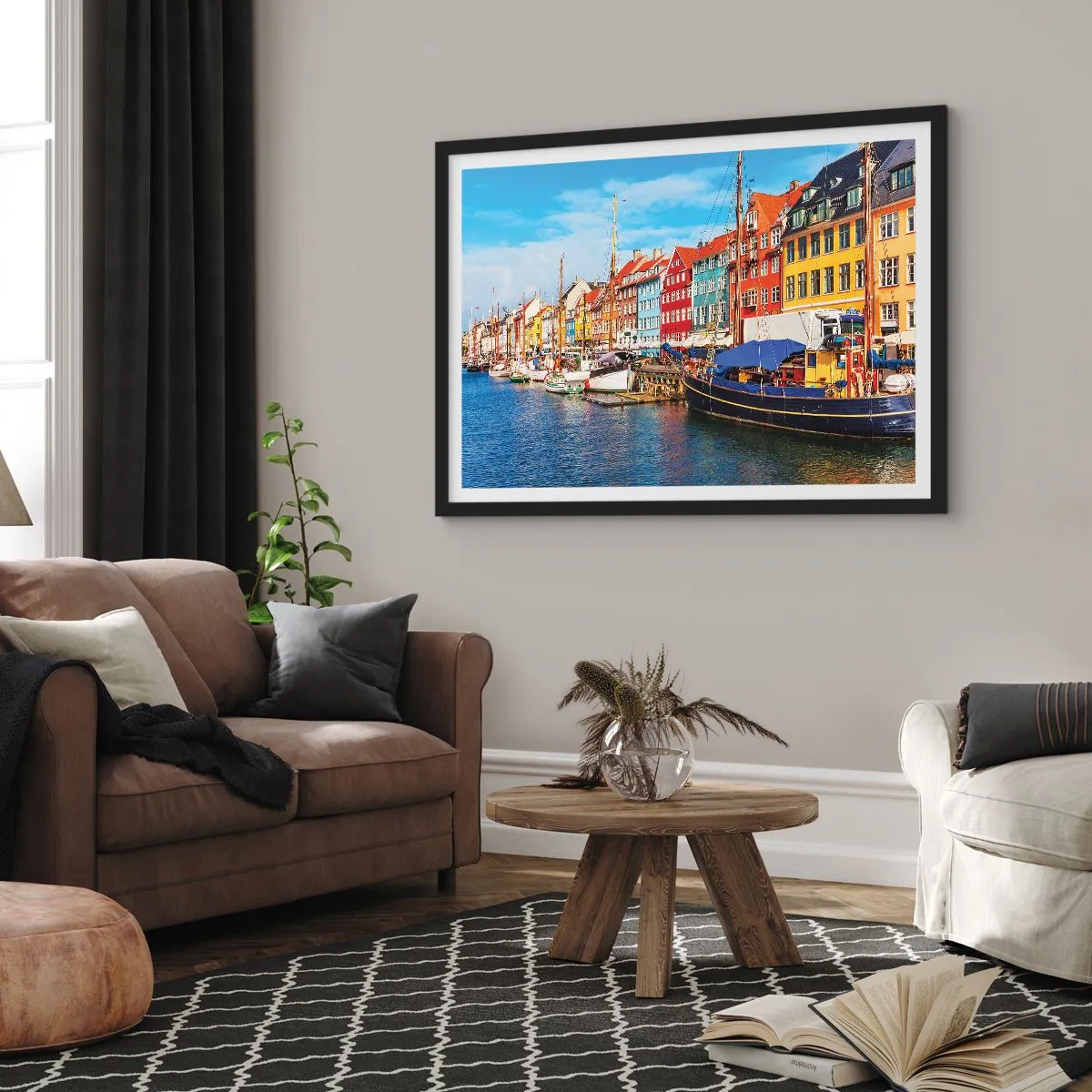 Affiche dans un cadre noir - Poster - Maisons colorées sur le canal avec des bateaux au soleil - 70x50cm - Quai joyeux - Décoration murale moderne pour le salon et la chambre ARTTOR