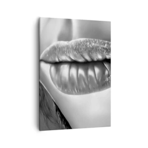 Impression sur toile - Image sur toile - Gros plan noir et blanc des lèvres d'une femme avec un effet brillant et des détails. - 50x70cm - Je sais à quoi tu penses… - Décoration murale moderne pour le salon et la chambre ARTTOR