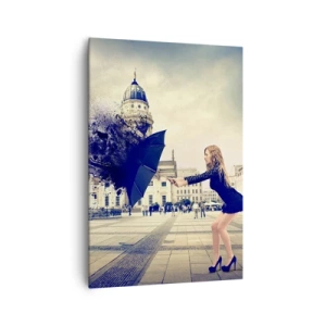 Impression sur toile - Image sur toile - Une femme avec un parapluie dans une composition artistique sur fond urbain - 70x100cm - Il y a un tel vent… - Décoration murale moderne pour le salon et la chambre ARTTOR