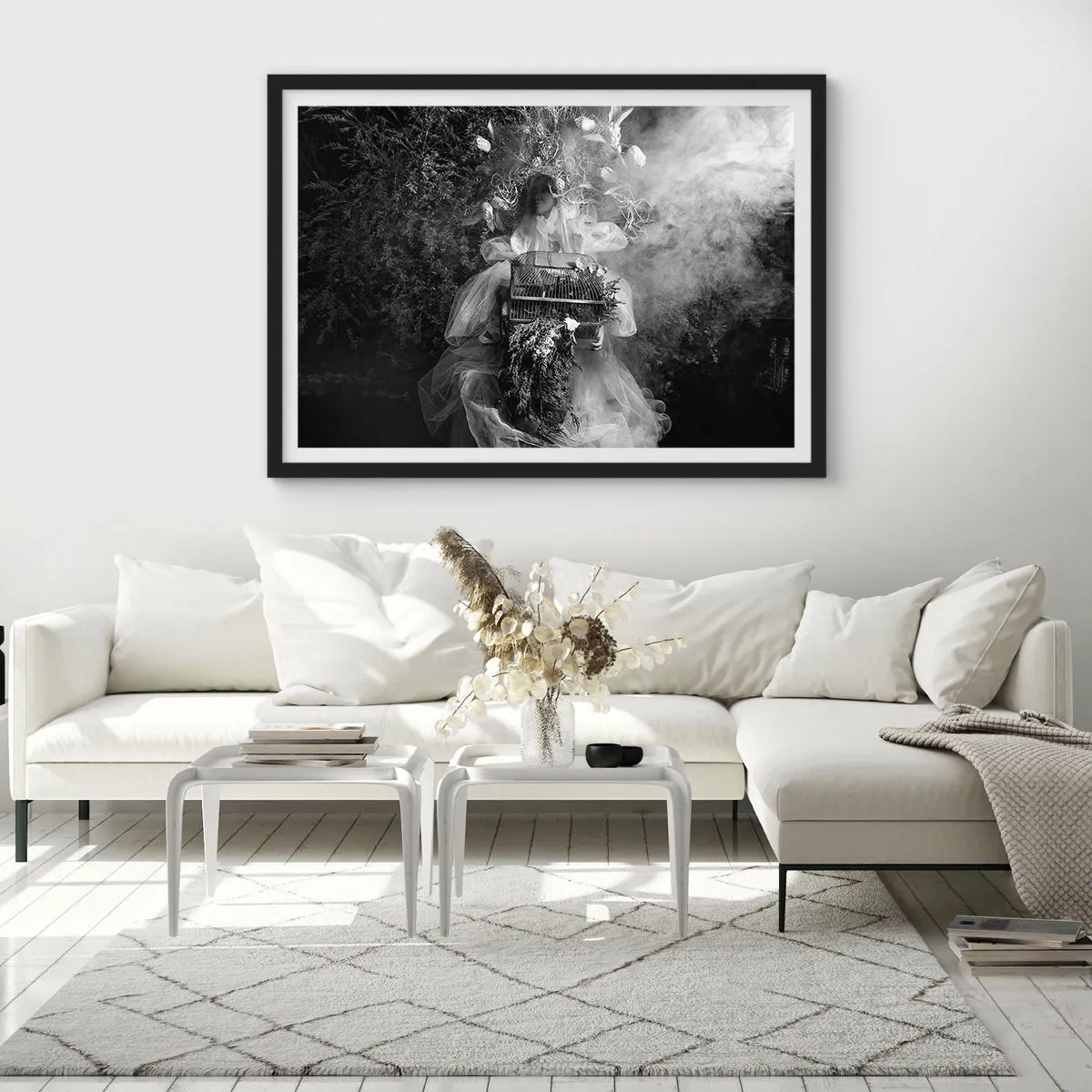 Affiche dans un cadre noir - Poster - Une composition en noir et blanc avec une figure en robe et une cage dans le brouillard. - 70x50cm - Tout simplement Mère Nature - Décoration murale moderne pour le salon et la chambre ARTTOR