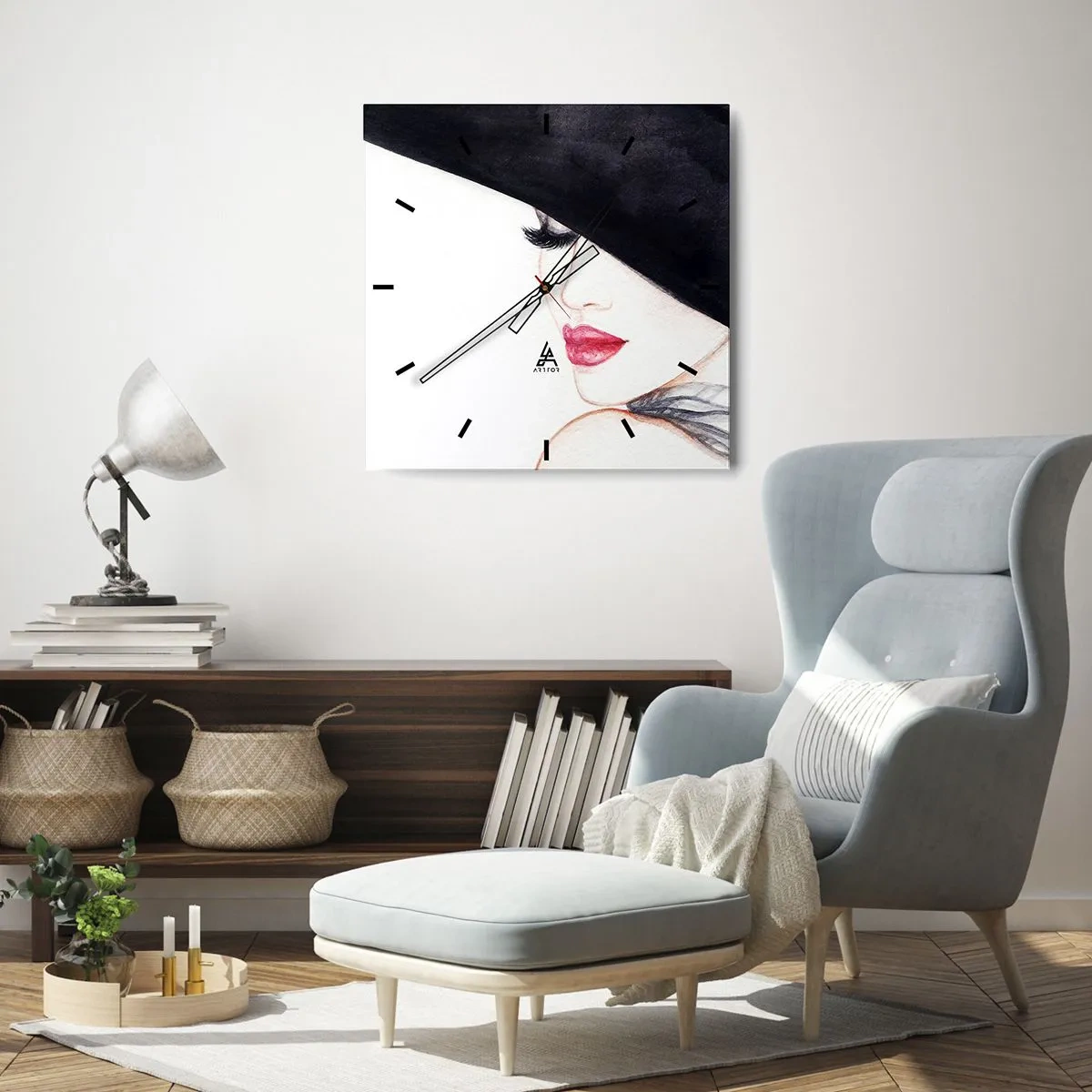 Horloge murale - Pendule murale - Une illustration subtile d'une femme portant un chapeau noir et des lèvres rouges - 30x30cm - Élégance et sensualité - Décoration murale moderne pour le salon et la chambre ARTTOR