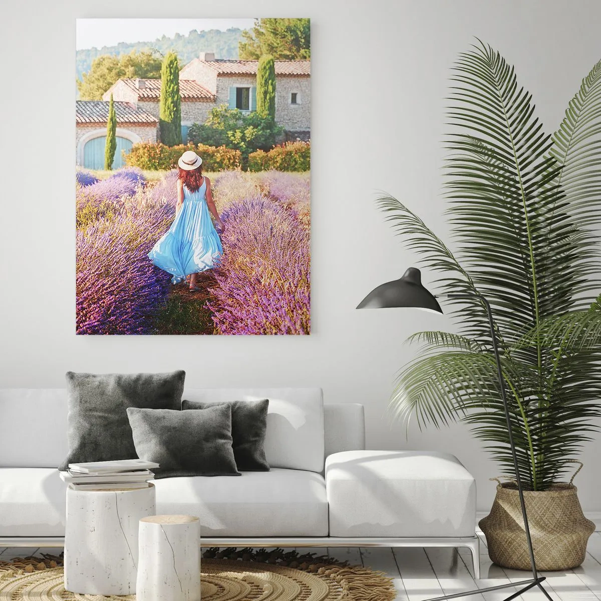Impression sur verre - Image sur verre - Une femme en robe marchant dans un champ de lavande - 50x70cm - Fille de la lavande - Décoration murale moderne pour le salon et la chambre ARTTOR