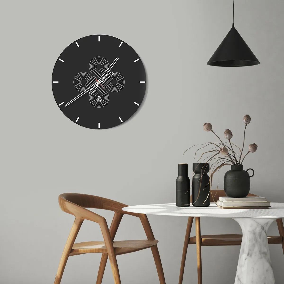 Horloge murale - Pendule murale - Fond noir avec un motif blanc inspiré d'un motif celtique - 30x30cm - Dans l'âme celtique - Décoration murale moderne pour le salon, la cuisine et la chambre ARTTOR