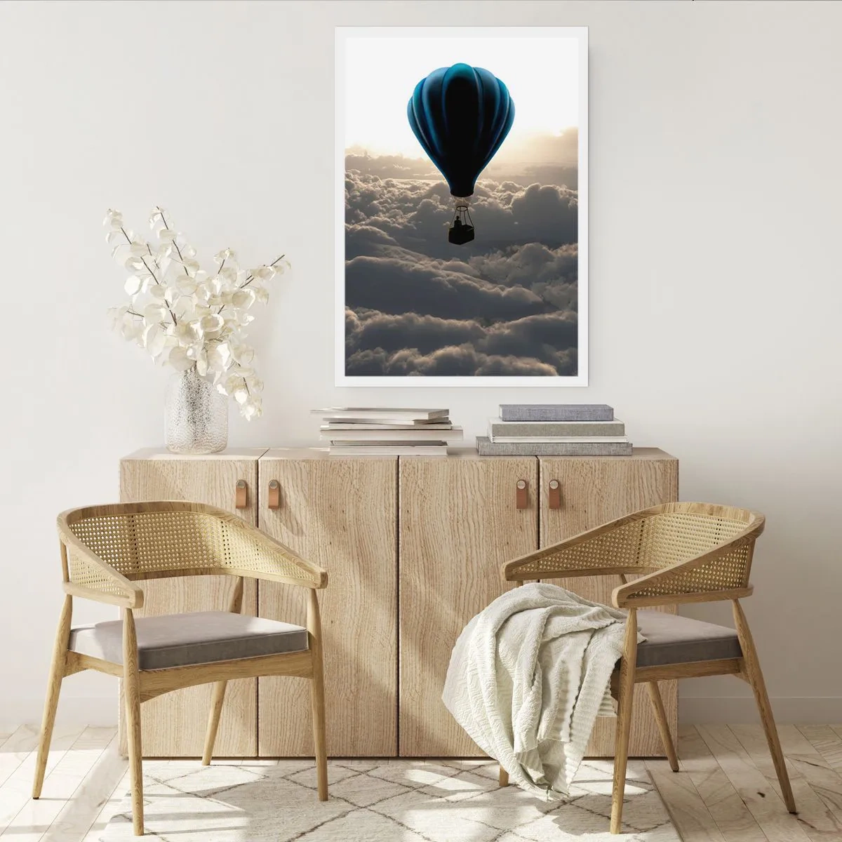 Affiche - Poster - Un ballon noir flottant au-dessus des nuages - 50x70cm - Un vagabond au dessus des nuages - Décoration murale moderne pour le salon et la chambre ARTTOR