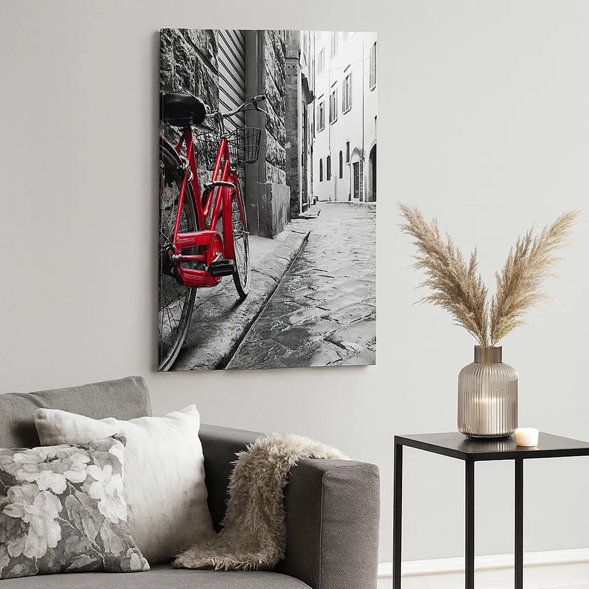 Impression sur toile - Image sur toile - Vélo rouge dans une rue en noir et blanc - 50x70cm - La vraie beauté ne vieillit pas - Décoration murale moderne pour le salon et la chambre ARTTOR