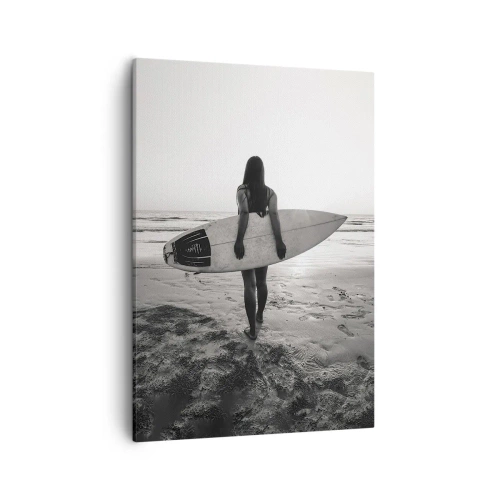 Impression sur toile - Image sur toile - Femme avec planche de surf sur la plage en noir et blanc - 50x70cm - Fille des vagues de la mer - Décoration murale moderne pour le salon et la chambre ARTTOR
