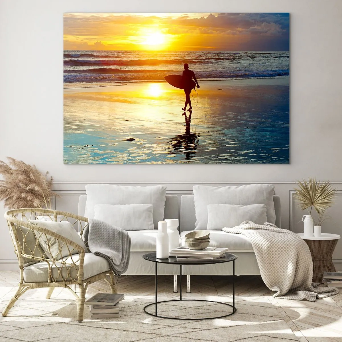 Impression sur verre - Image sur verre - Un surfeur marchant sur la plage au coucher du soleil avec sa planche - 120x80cm - Le retour du guerrier - Décoration murale moderne pour le salon et la chambre ARTTOR