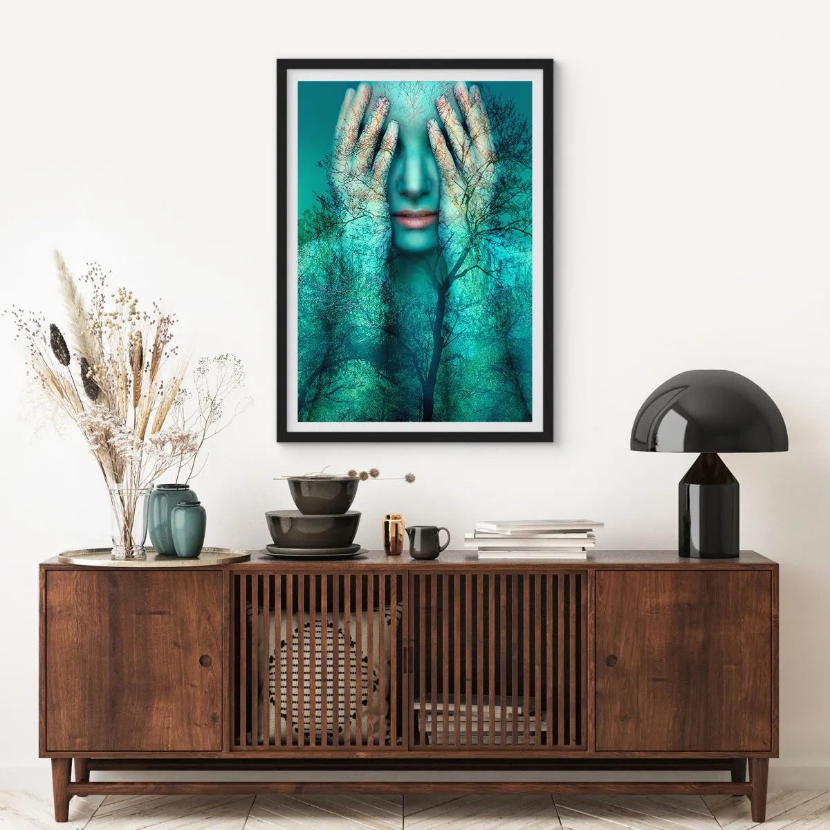 Affiche dans un cadre noir - Poster - Un visage de femme avec un paysage forestier dans un style de double exposition. - 50x70cm - immergé dans l'azur - Décoration murale moderne pour le salon et la chambre ARTTOR