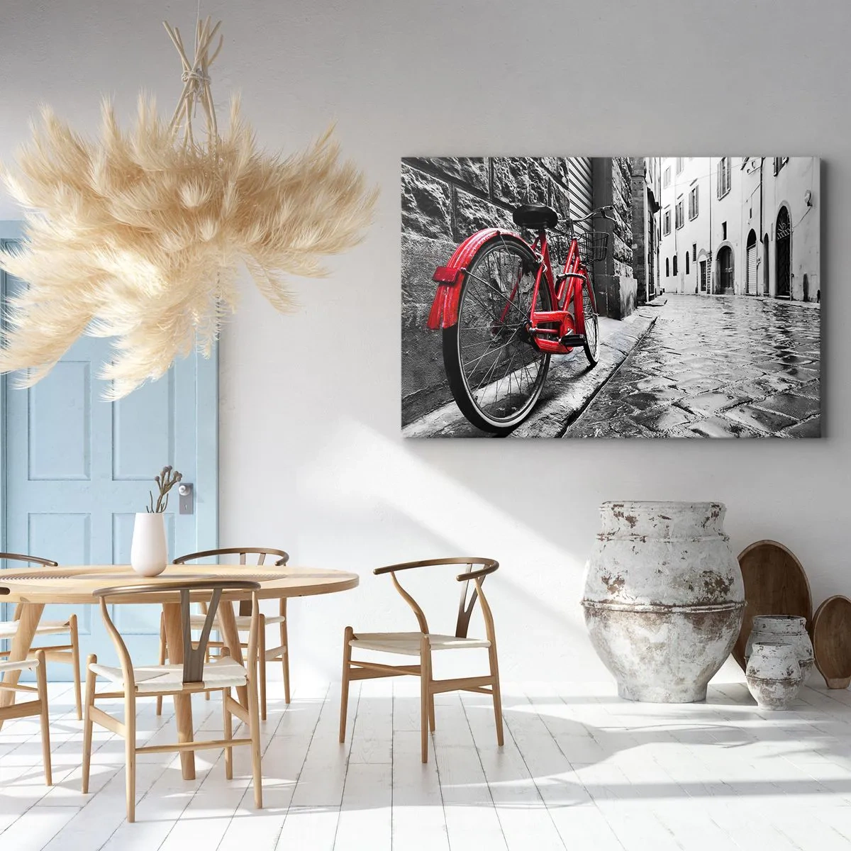 Impression sur toile - Image sur toile - Vélo rouge dans une rue en noir et blanc - 70x50cm - La vraie beauté ne vieillit pas - Décoration murale moderne pour le salon et la chambre ARTTOR