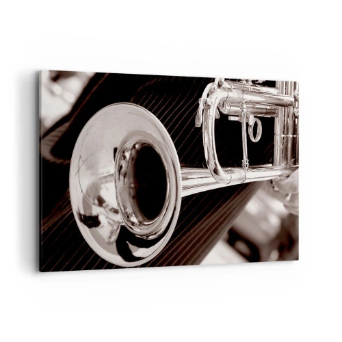 Impression sur toile - Image sur toile - Gros plan d'une trompette argentée sur un fond de tissu élégant. - 120x80cm - Voyage musical vers les années 30 - Décoration murale moderne pour le salon et la chambre ARTTOR