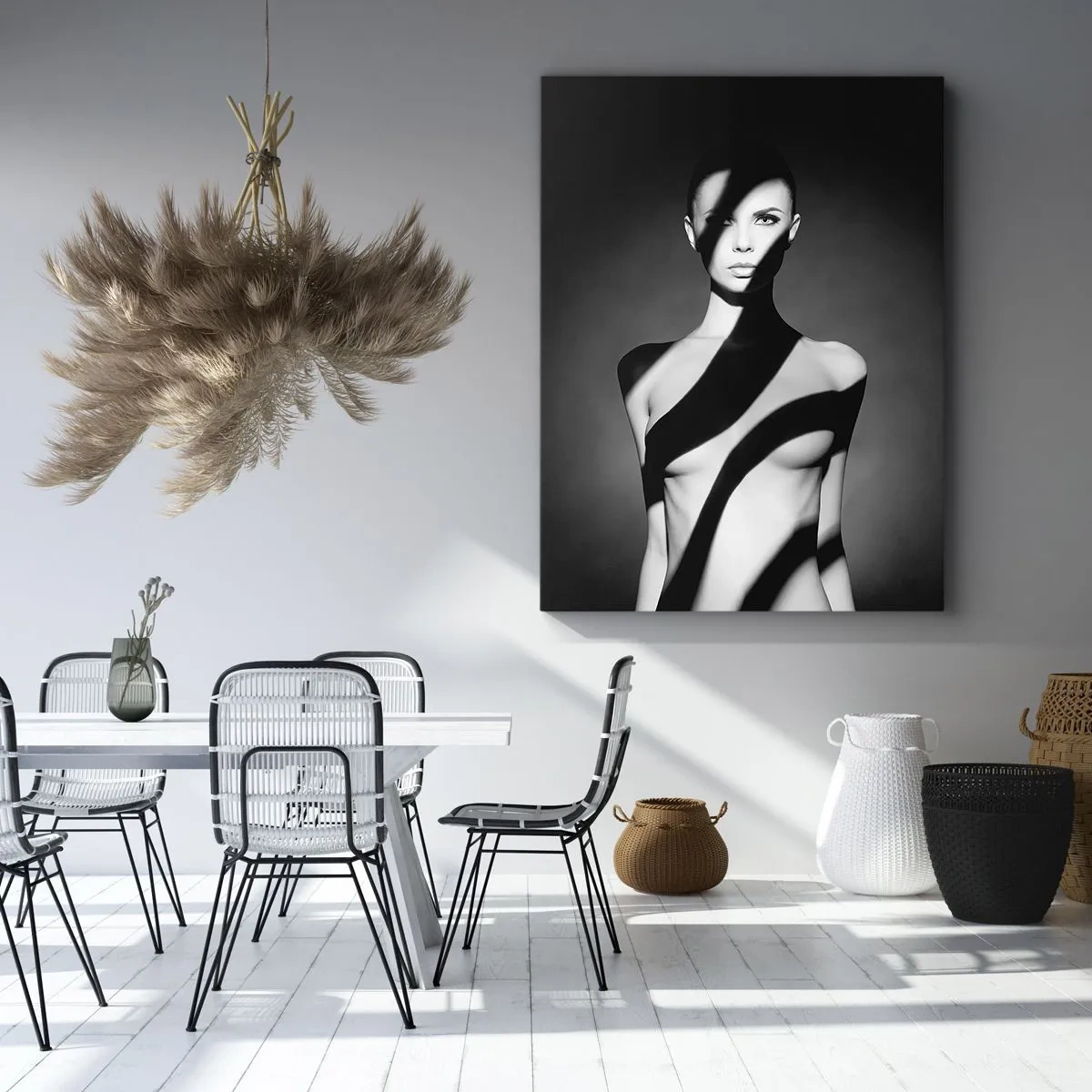 Impression sur toile - Image sur toile - Portrait noir et blanc d'une femme dans l'ombre et la lumière - 70x100cm - Dans la brillance et l'ombre - Décoration murale moderne pour le salon et la chambre ARTTOR