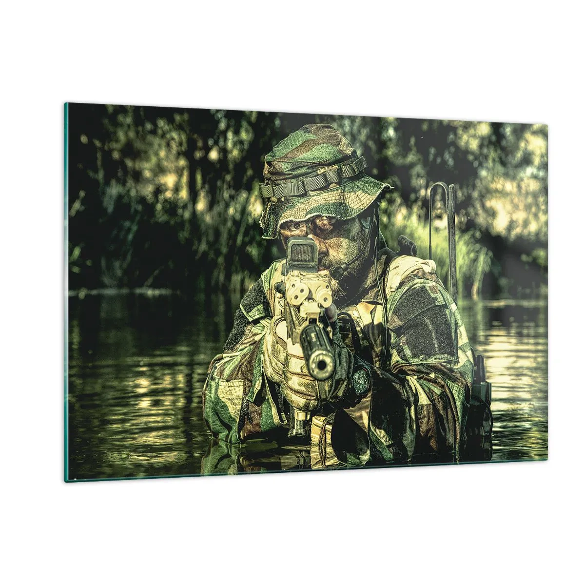 Impression sur verre - Image sur verre - Un soldat en tenue de camouflage complète vise à travers une visière dans un environnement aquatique. - 120x80cm - Le meilleur des meilleurs - Décoration murale moderne pour le salon et la chambre ARTTOR