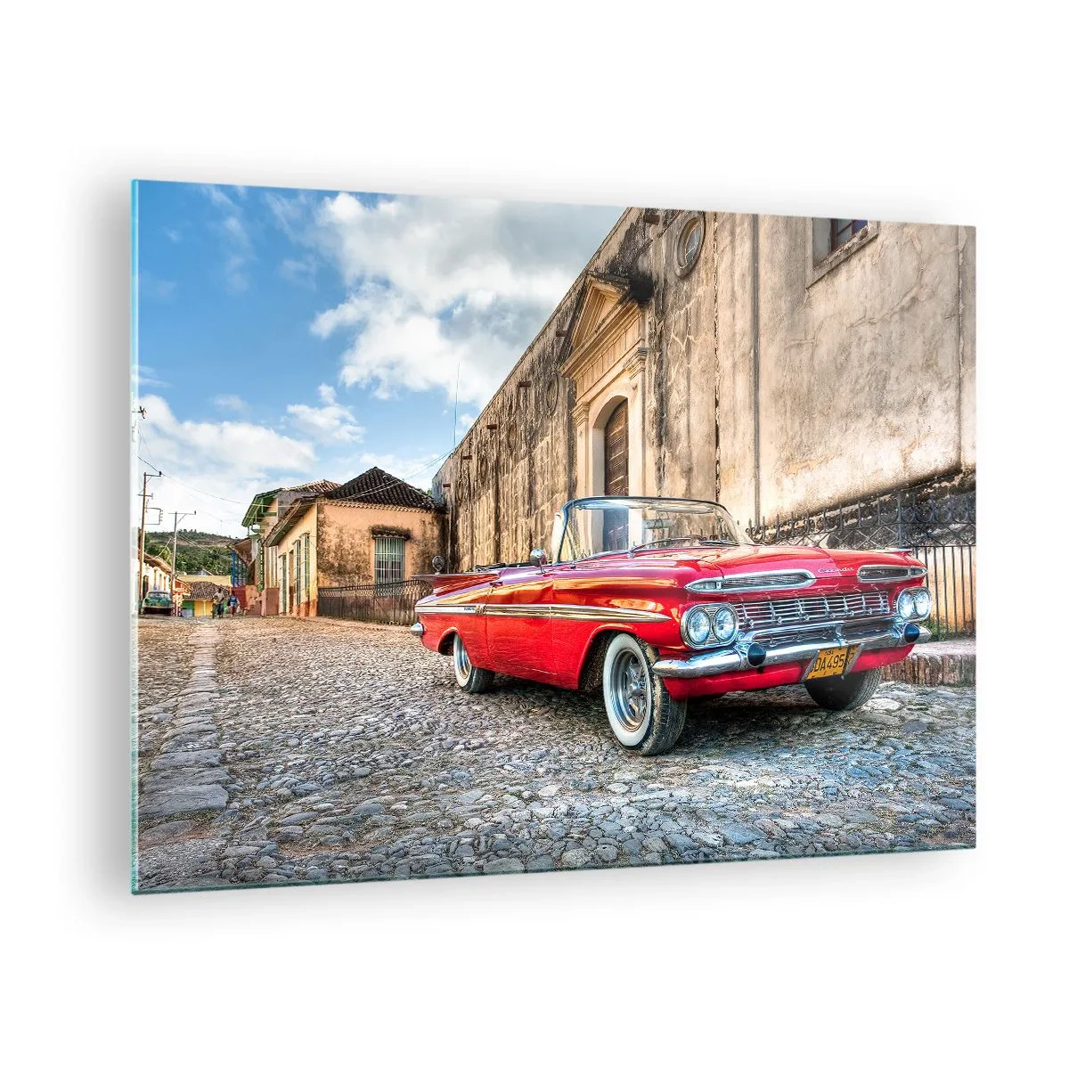 Impression sur verre - Image sur verre - Une décapotable rouge classique dans une rue pavée dans un décor rétro - 70x50cm - Émotions cubaines - Décoration murale moderne pour le salon et la chambre ARTTOR