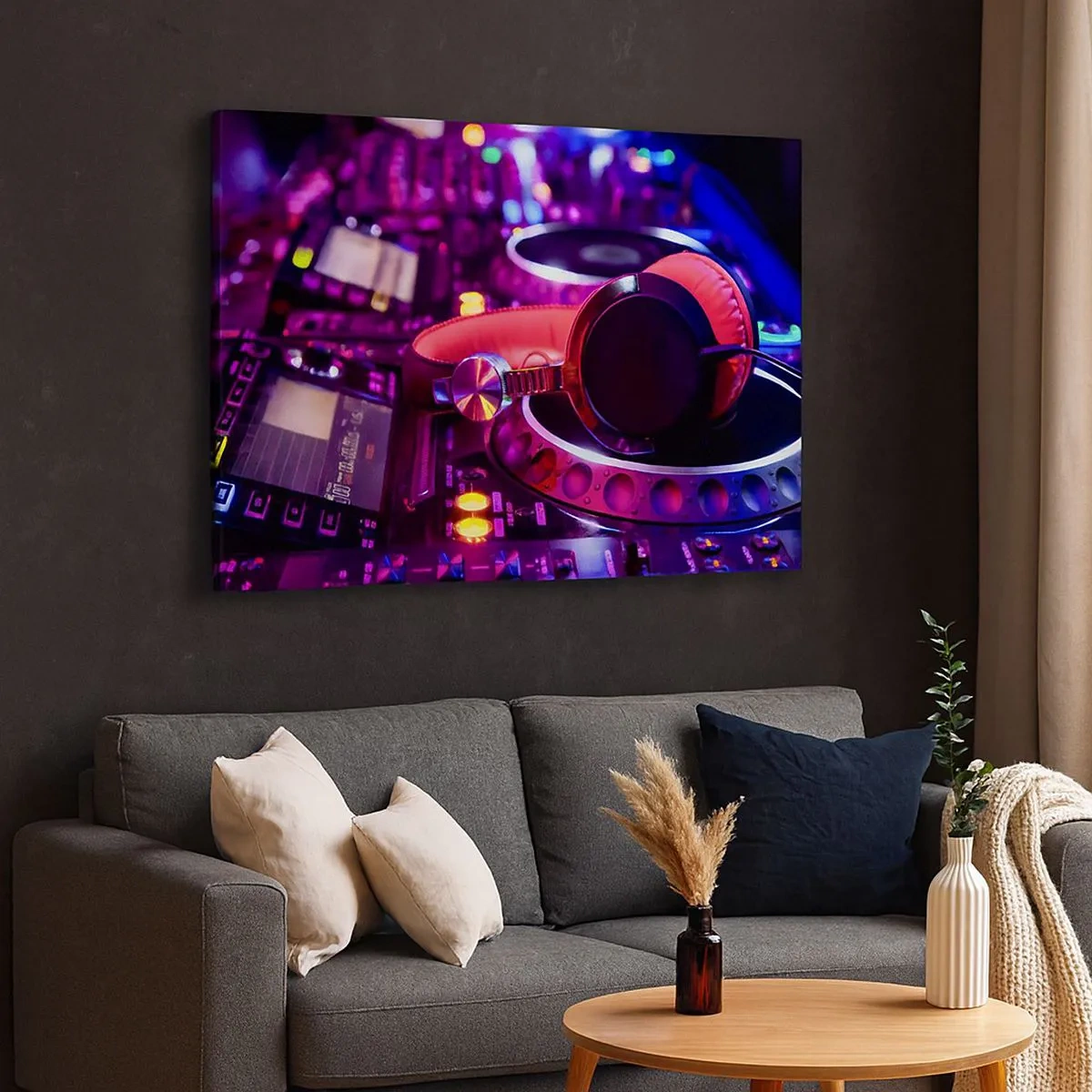 Impression sur toile - Image sur toile - Casque DJ sur une console avec éclairage néon - 70x50cm - Avant que le plaisir ne commence - Décoration murale moderne pour le salon et la chambre ARTTOR