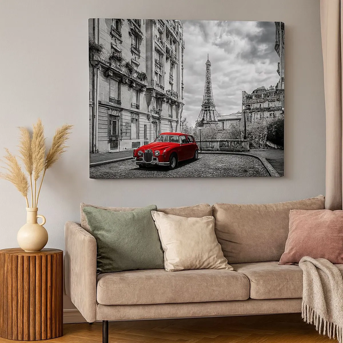 Impression sur toile - Image sur toile - Une voiture rouge avec la Tour Eiffel en arrière-plan dans un décor noir et blanc - 70x50cm - Prédateur dans la ville - Décoration murale moderne pour le salon et la chambre ARTTOR