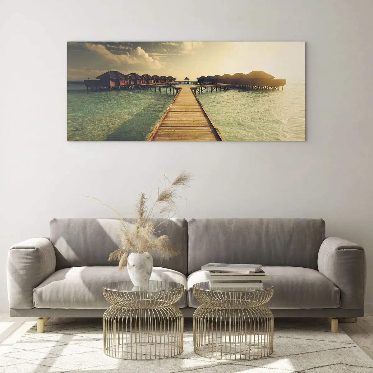 Impression sur verre - Image sur verre - Une jetée en bois menant aux maisons sur l'eau, illuminée par les rayons du soleil. - 120x50cm - Invitation chaleureuse - Décoration murale moderne pour le salon et la chambre ARTTOR