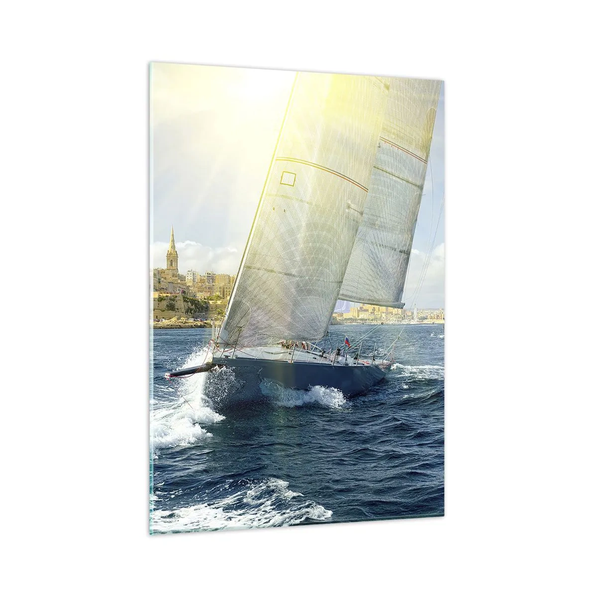 Impression sur verre - Image sur verre - Un yacht naviguant avec en toile de fond une ville par une journée ensoleillée - 50x70cm - Il est temps de quitter la ville - Décoration murale moderne pour le salon et la chambre ARTTOR