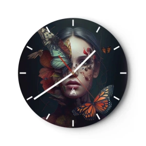 Horloge murale - Pendule murale - Une femme avec des papillons et des feuilles sur son visage dans une composition artistique. - 30x30cm - Une merveilleuse métamorphose - Décoration murale moderne pour le salon, la cuisine et la chambre ARTTOR