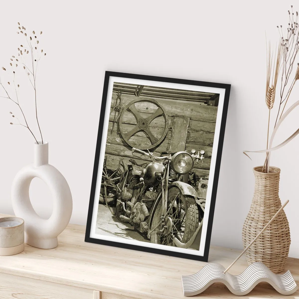 Affiche dans un cadre noir - Poster - Une vieille moto dans un hangar en bois avec une roue en arrière-plan - 50x70cm - Dans le hangar de l'oncle Władek - Décoration murale moderne pour le salon et la chambre ARTTOR
