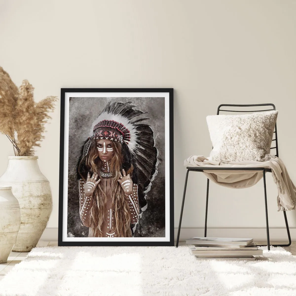 Affiche dans un cadre noir - Poster - Une femme portant une coiffe à plumes et des peintures corporelles blanches - 50x70cm - Secret de la force de la tribu - Décoration murale moderne pour le salon et la chambre ARTTOR