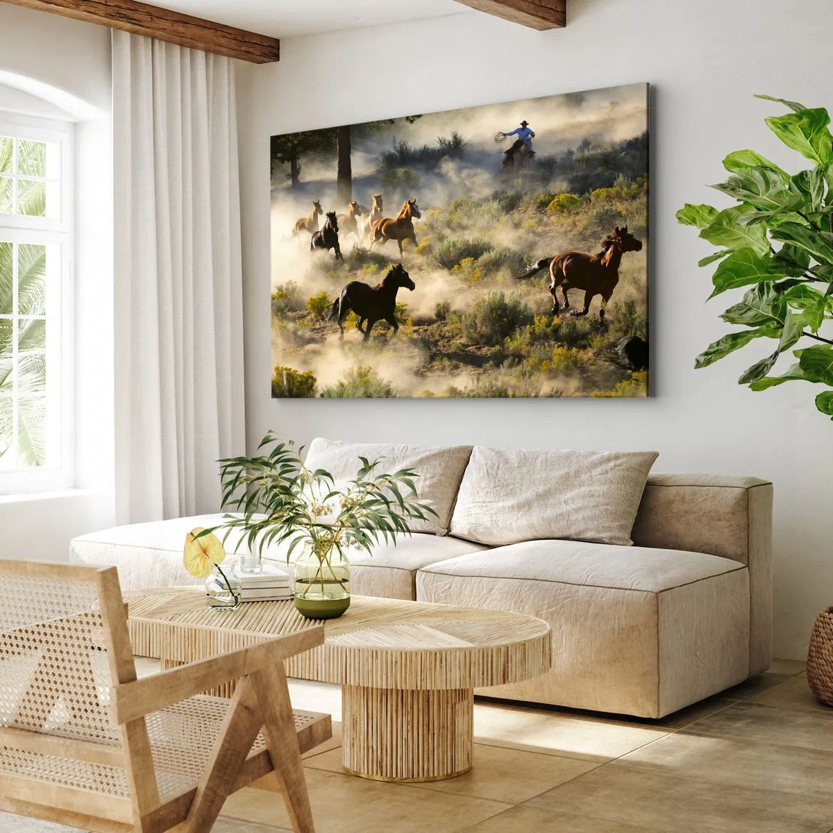 Impression sur toile - Image sur toile - Un troupeau de chevaux sauvages galopant à travers la poussière et la végétation - 70x50cm - Rivalité - liberté ou force masculine ? - Décoration murale moderne pour le salon et la chambre ARTTOR