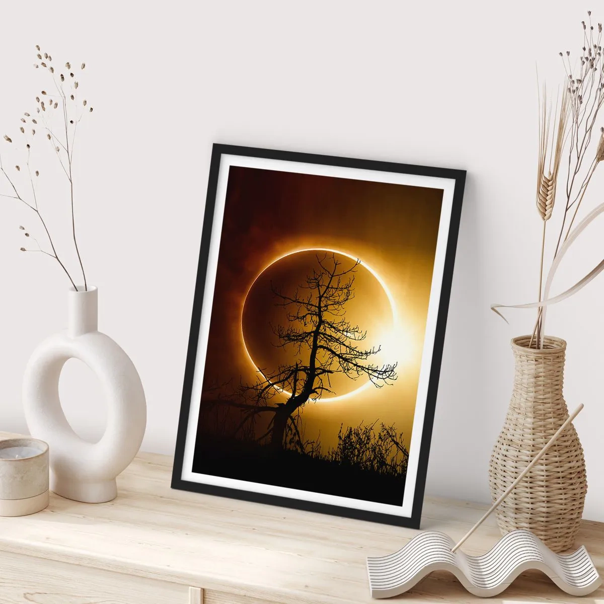Affiche dans un cadre noir - Poster - Un coucher de soleil phénoménal avec un arbre au premier plan - 50x70cm - Éclipse totale - Décoration murale moderne pour le salon et la chambre ARTTOR