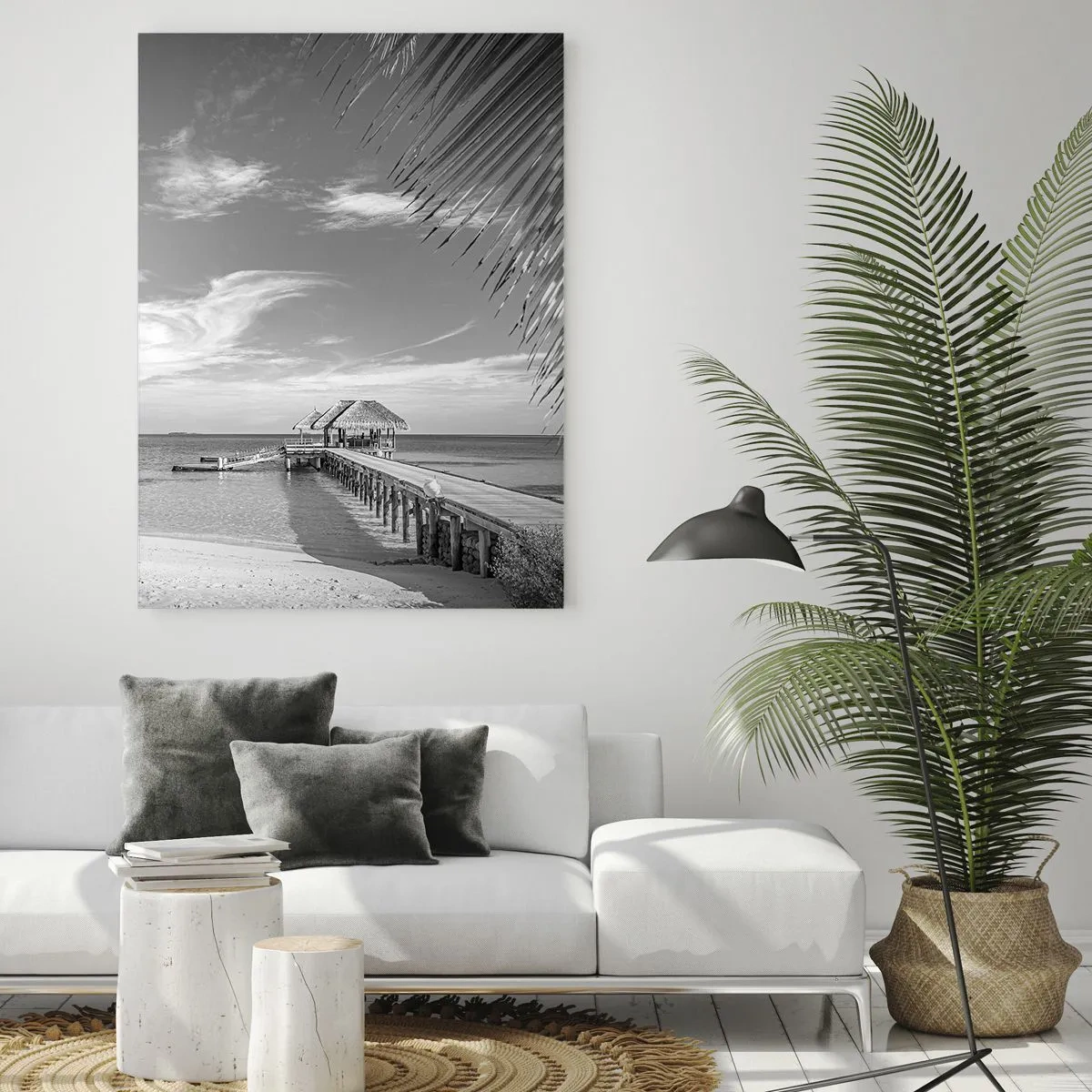 Impression sur verre - Image sur verre - Plage noire et blanche avec jetée et palmiers sur une côte tropicale - 80x120cm - Souvenirs ou rêve? - Décoration murale moderne pour le salon et la chambre ARTTOR