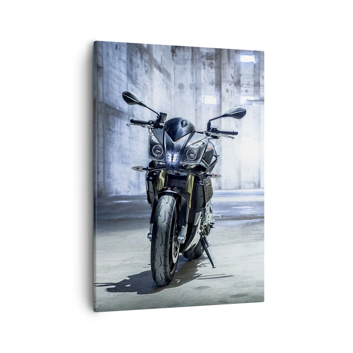 Impression sur toile - Image sur toile - Une moto moderne dans un intérieur industriel - 50x70cm - Avant que le moteur ne rugisse - Décoration murale moderne pour le salon et la chambre ARTTOR