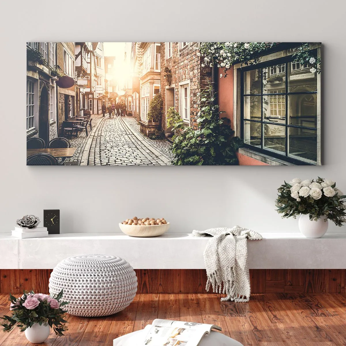 Impression sur toile - Image sur toile - Une charmante rue pavée de pierre et fleurie - 160x50cm - Allée de roses en lueur rose - Décoration murale moderne pour le salon et la chambre ARTTOR