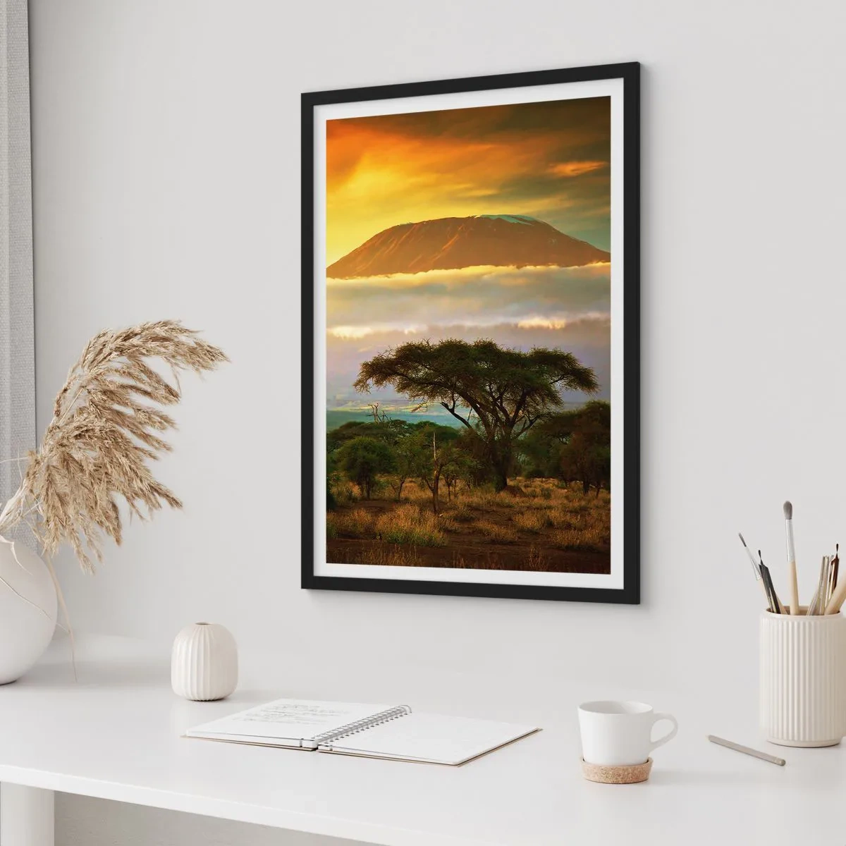 Affiche dans un cadre noir - Poster - Le Kilimandjaro au coucher du soleil dans la savane africaine - 50x70cm - Un rêve de voyageur - Décoration murale moderne pour le salon et la chambre ARTTOR