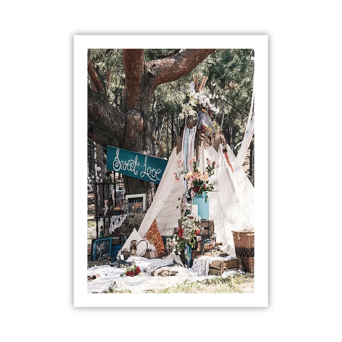 Affiche - Poster - Une composition de style bohème avec une tente, des fleurs et les mots Sweet Love - 50x70cm - Make love… - Décoration murale moderne pour le salon et la chambre ARTTOR