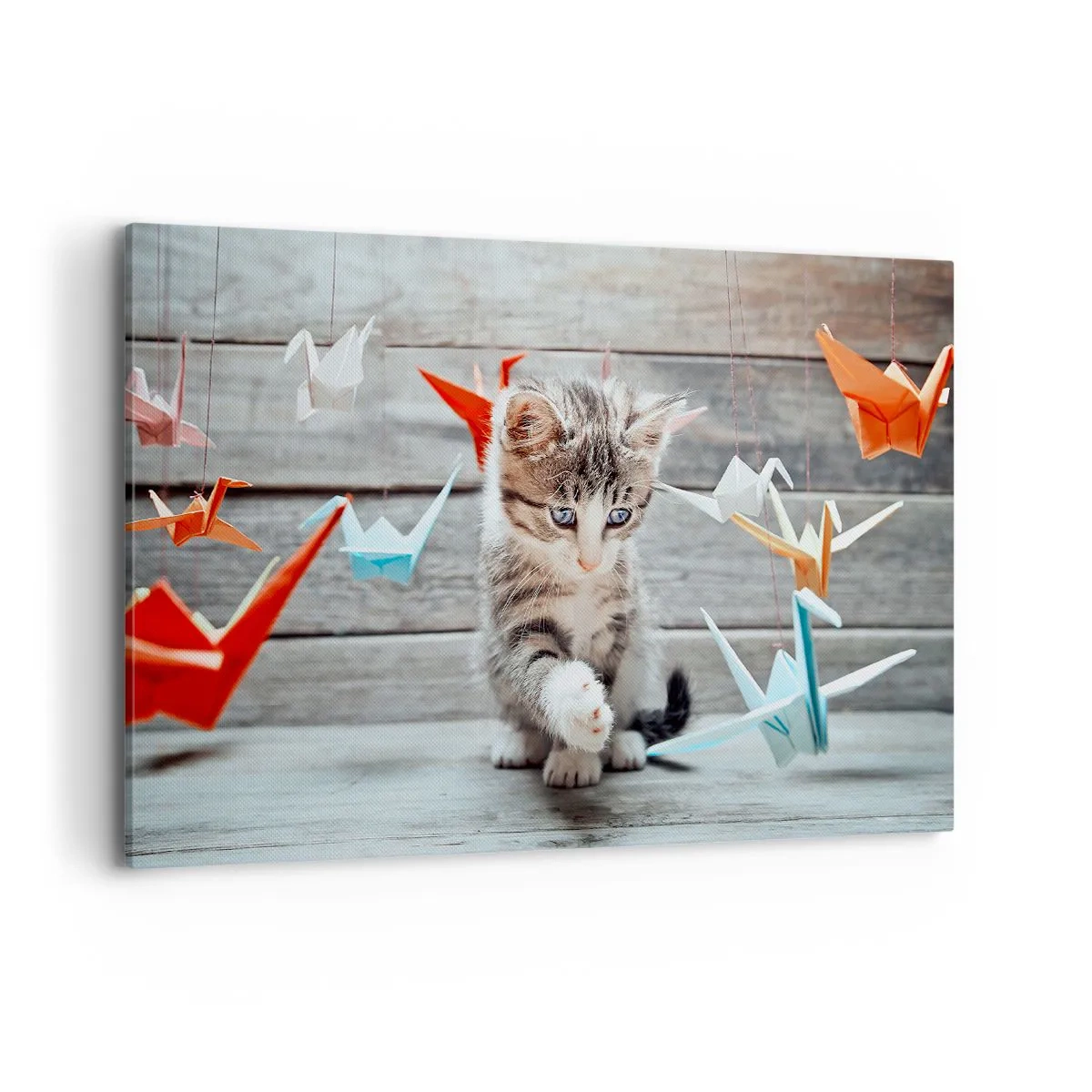 Impression sur toile - Image sur toile - Un chaton jouant avec des grues en papier origami suspendues. - 100x70cm - Première leçon - Décoration murale moderne pour le salon et la chambre ARTTOR