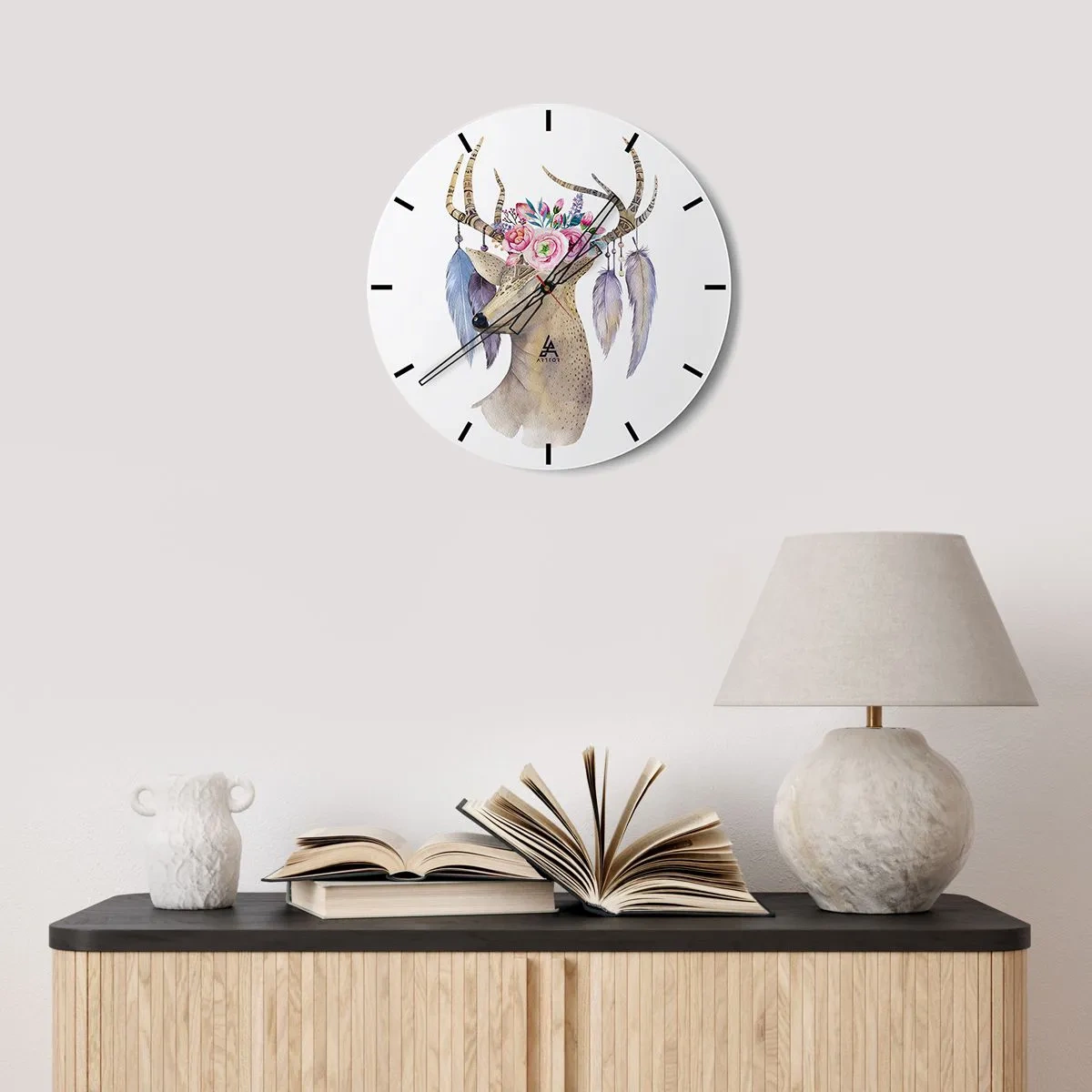 Horloge murale - Pendule murale - Dessin artistique d'un cerf avec des fleurs sur ses bois et ses plumes - 30x30cm - Guide de l'âme - doux, innocent - Décoration murale moderne pour le salon, la cuisine et la chambre ARTTOR