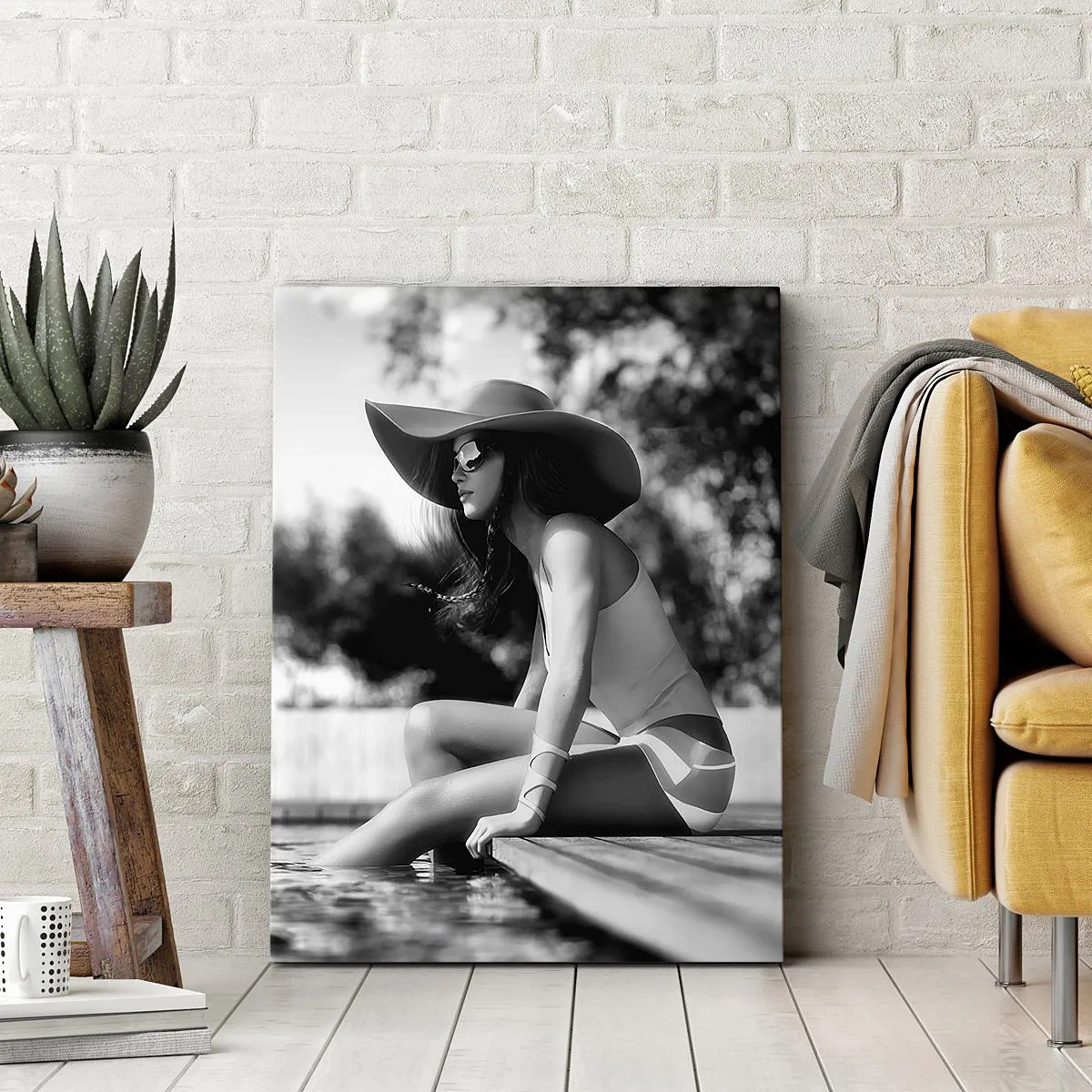 Impression sur toile - Image sur toile - Femme au chapeau au bord de la piscine en noir et blanc - 50x70cm - Rêve d'été - Décoration murale moderne pour le salon et la chambre ARTTOR
