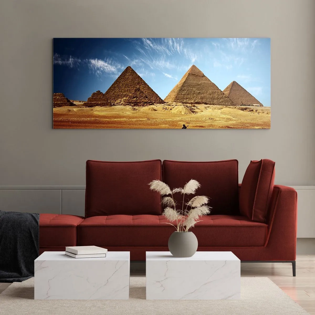 Impression sur verre - Image sur verre - Les pyramides de Gizeh contre un ciel bleu et un paysage désertique - 160x50cm - 40 siècles vous regardent - Décoration murale moderne pour le salon et la chambre ARTTOR