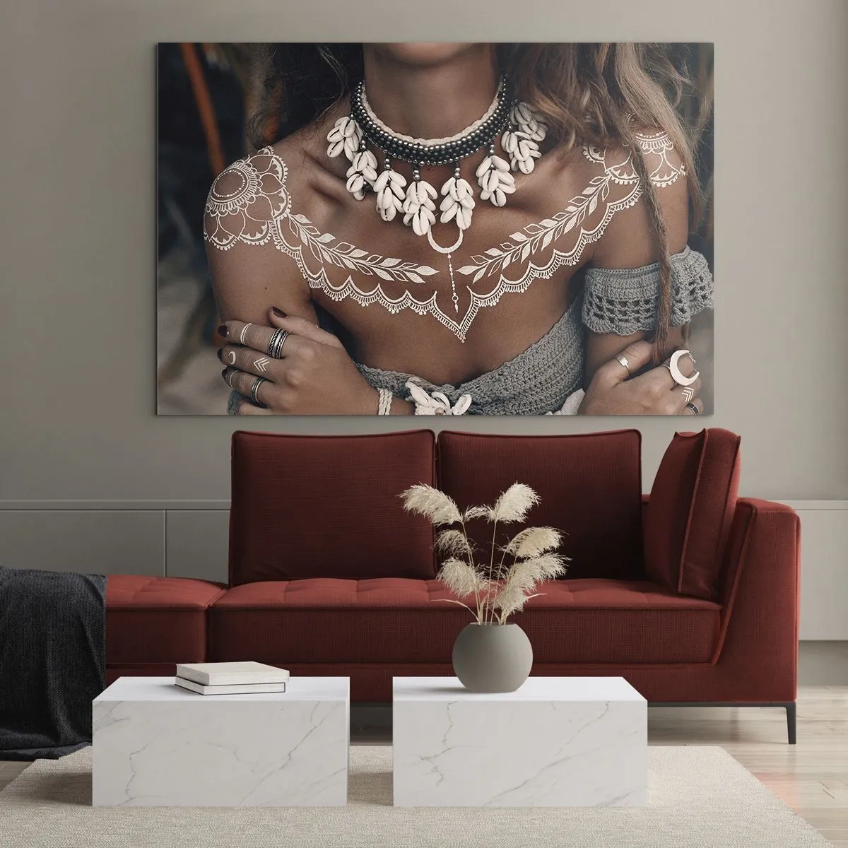 Impression sur verre - Image sur verre - Gros plan d'une femme portant un collier de coquillages et un tatouage blanc - 100x70cm - Talismans, rituels de la féminité - Décoration murale moderne pour le salon et la chambre ARTTOR